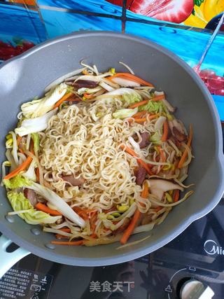 腊肉蔬菜炒面的做法步骤:10