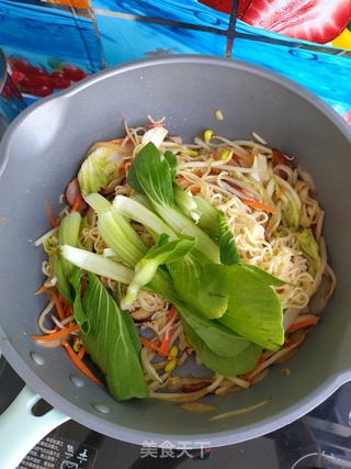 腊肉蔬菜炒面的做法步骤:11