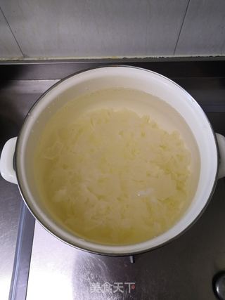 木瓜银耳汤的做法步骤:2