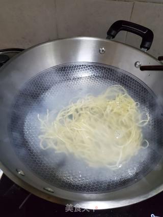 鱿鱼伊面的做法步骤:2