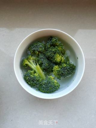 西蓝花卤肉汤面的做法步骤:3