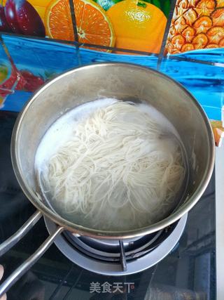 西蓝花卤肉汤面的做法步骤:7