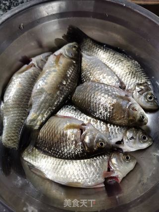 油酥小鲫鱼的做法步骤:3