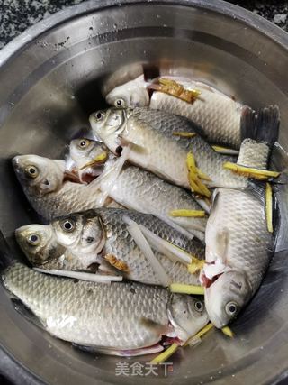 油酥小鲫鱼的做法步骤:4