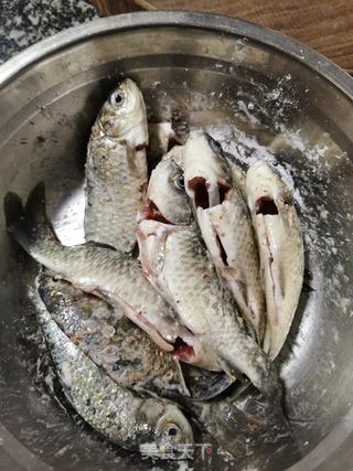 油酥小鲫鱼的做法步骤:5