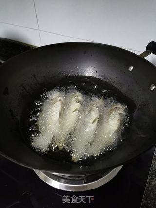油酥小鲫鱼的做法步骤:6