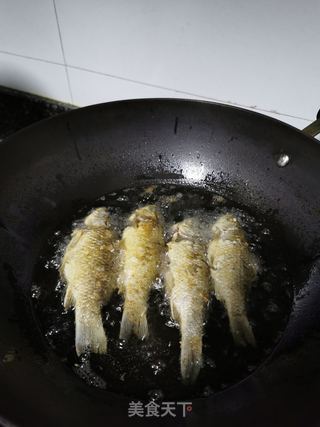 油酥小鲫鱼的做法步骤:7