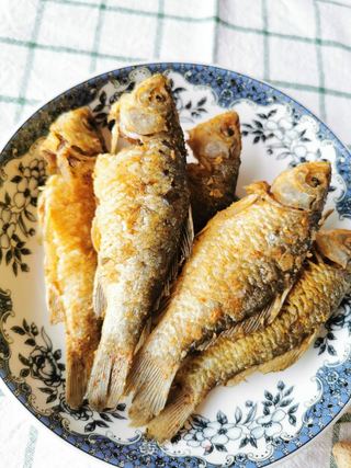 油酥小鲫鱼的做法步骤:10