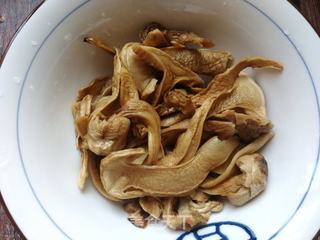 松茸玉米排骨汤的做法步骤:3