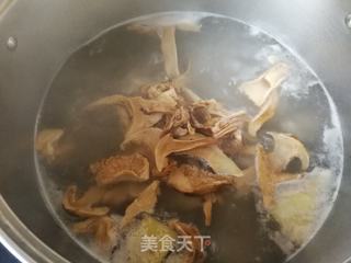 松茸玉米排骨汤的做法步骤:9