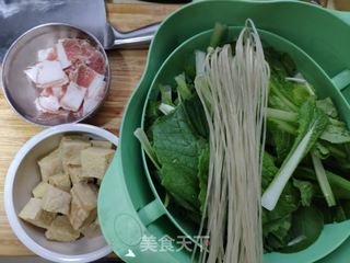 小白菜炖冻豆腐的做法步骤：1