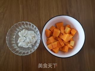 奶香南瓜浓汤的做法步骤:2