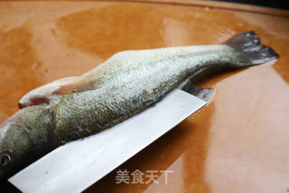 清香蒸鲈鱼的做法步骤:2