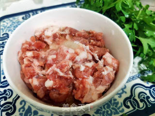 荠菜鲜肉馄饨的做法步骤:2