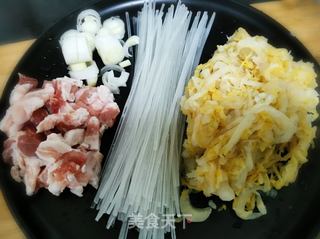 酸菜猪肉炖粉条的做法步骤:2