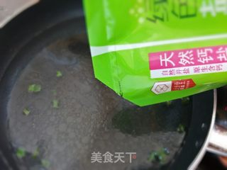 “ 快手汤 ”番茄紫菜蛋花汤的做法步骤:3
