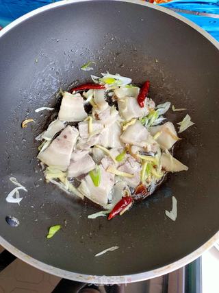 五花肉酸菜炖粉条的做法步骤:6