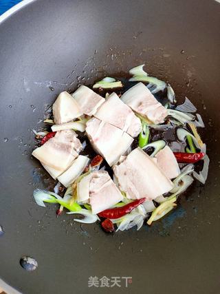 五花肉酸菜炖粉条的做法步骤:5