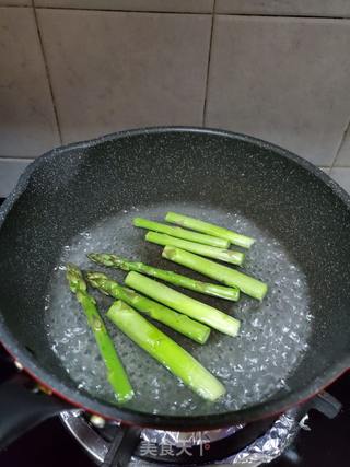 吐司煎蛋芦笋沙拉的做法步骤:5