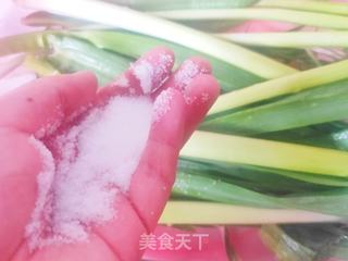 早餐必备的快手小咸菜：凉拌蒜苗的做法步骤：1