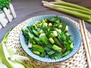 早餐必备的快手小咸菜:凉拌蒜苗的做法步骤:4