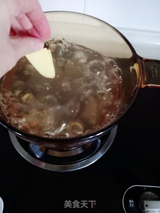 枸杞叶皮蛋瘦肉汤的做法步骤:2