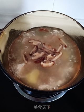 枸杞叶皮蛋瘦肉汤的做法步骤:3