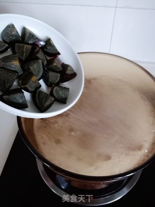 枸杞叶皮蛋瘦肉汤的做法步骤:4