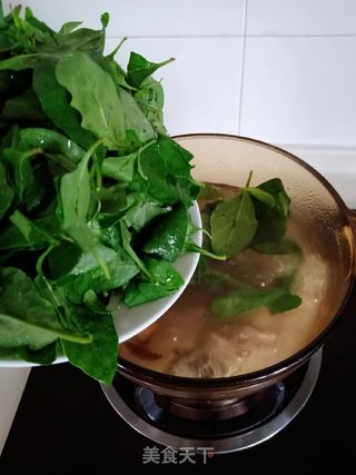 枸杞叶皮蛋瘦肉汤的做法步骤:5
