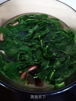 枸杞叶皮蛋瘦肉汤的做法步骤:6