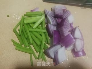 芹菜洋葱炒羊腿肉的做法步骤：3