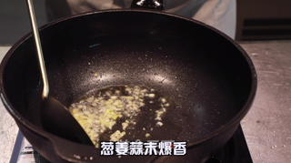 桃仁糖醋虾球的做法步骤:6