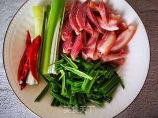 黄豆芽炒蒜苗                的做法步骤：2