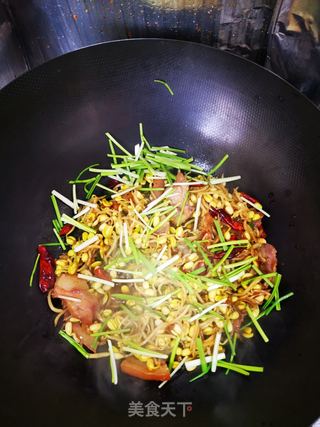 黄豆芽炒蒜苗                的做法步骤：5