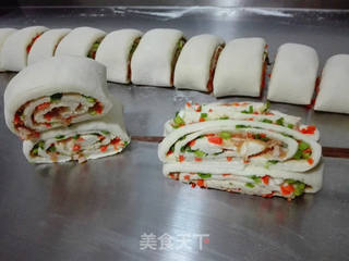 胡萝卜香葱肉卷(一次发酵)的做法步骤:5