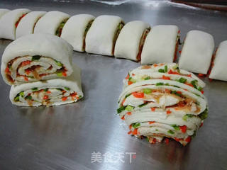 胡萝卜香葱肉卷（一次发酵）的做法步骤：6