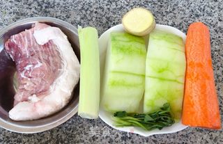 冬瓜胡萝卜肉丸汤的做法步骤：1