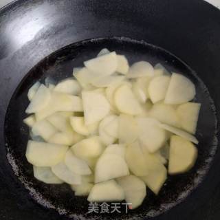 老干妈炒土豆片的做法步骤:4