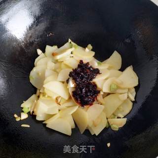 老干妈炒土豆片的做法步骤:7