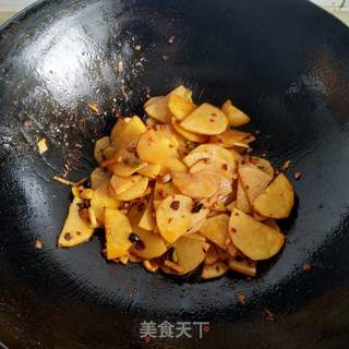 老干妈炒土豆片的做法步骤:8