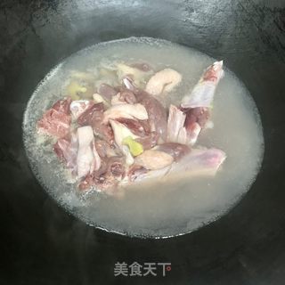 菠萝魔芋炒鸭（应季美食）的做法步骤：3