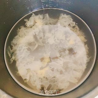 菠萝?银耳汤的做法步骤:2