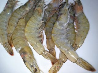 蒜蓉粉丝开背虾的做法步骤:7