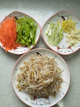 胡萝卜丝炒绿豆芽的做法步骤:4