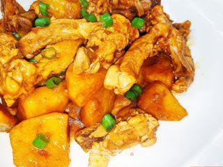 红烧鸡叉骨土豆的做法步骤：1