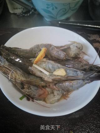 剁椒蒜蓉粉丝虾的做法步骤:2