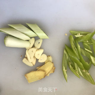 黄豆酱炖茄子的做法步骤：2