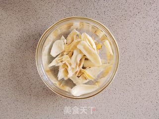 百合银耳雪梨羹的做法步骤:2