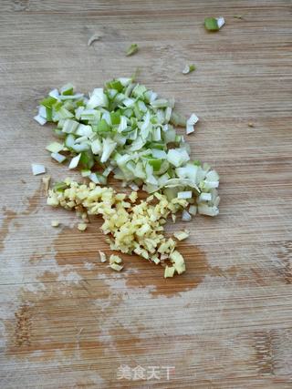 虾皮香椿猪肉馅馄饨的做法步骤:2