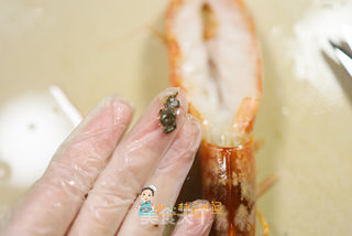 10个月以上辅食紫菜粉烤虾的做法步骤:2